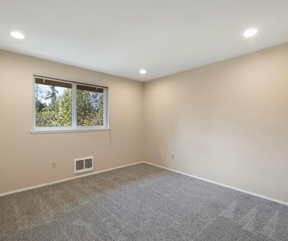 Empty room with neutral decor with clean carpet